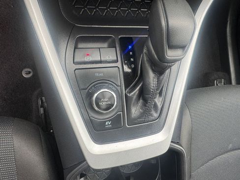 Used 2025 Toyota RAV4 LE image 37
