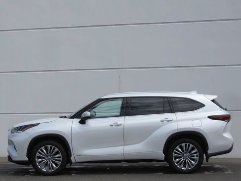 Used 2026 Toyota Highlander Limited AWD/4WD image 4