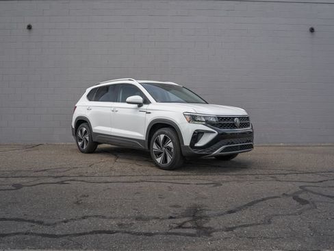 Used 2024 Volkswagen Taos SE w/ Panoramic Sunroof Package AWD/4WD image 9