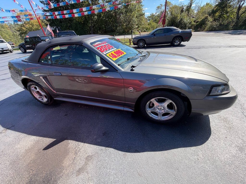 Used 2004 Ford Mustang Convertible RWD image 2