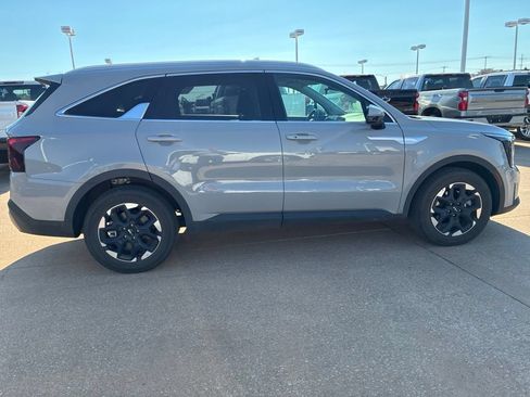 Used 2025 Kia Sorento S w/ Panoramic Sunroof Package FWD image 4