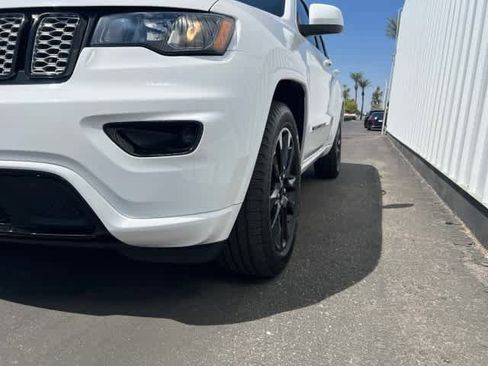 Used 2017 Jeep Grand Cherokee Altitude image 9