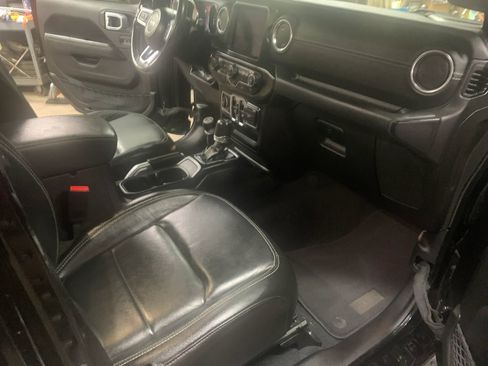 Used 2023 Jeep Wrangler Unlimited Sahara w/ Cold Weather Group AWD/4WD image 9