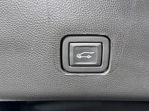 Used 2023 Chevrolet Traverse RS image 12