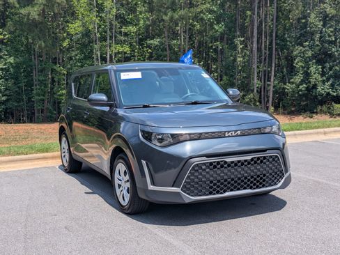 Used 2025 Kia Soul LX FWD image 2