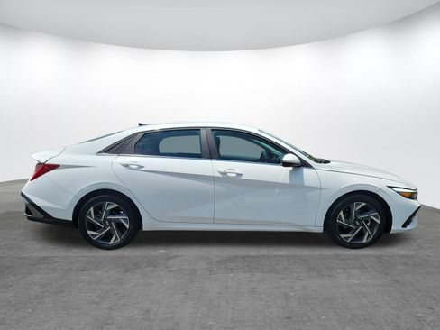 Used 2025 Hyundai Elantra SEL FWD image 23