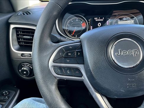 Used 2019 Jeep Cherokee Latitude w/ Popular Appearance Group AWD/4WD image 11