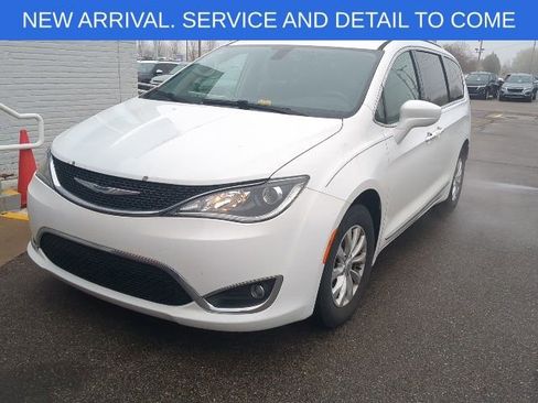Used 2018 Chrysler Pacifica Touring-L image 11