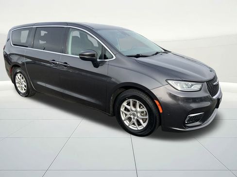 Used 2023 Chrysler Pacifica Touring-L image 7