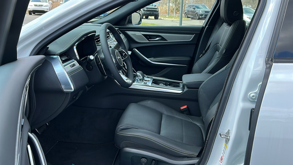 Used 2024 Jaguar XF R-Dynamic SE AWD/4WD image 10