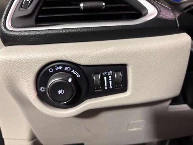 Used 2024 Chrysler Pacifica Limited FWD image 30