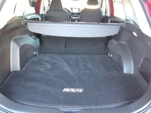 Used 2021 Toyota RAV4 LE w/ Carpet Mat Package (TMS) AWD/4WD image 36