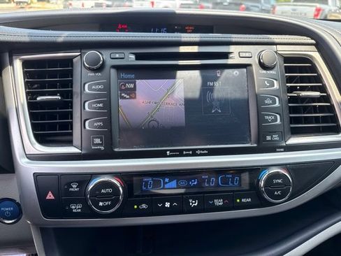 Used 2018 Toyota Highlander Limited Platinum AWD/4WD image 32