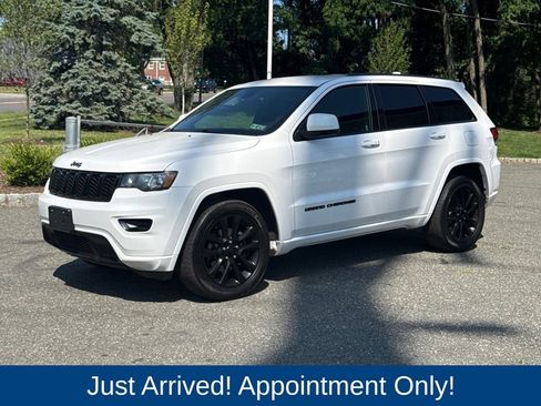 Used 2018 Jeep Grand Cherokee Altitude AWD/4WD image 3