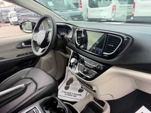 Used 2024 Chrysler Pacifica Touring-L FWD image 11