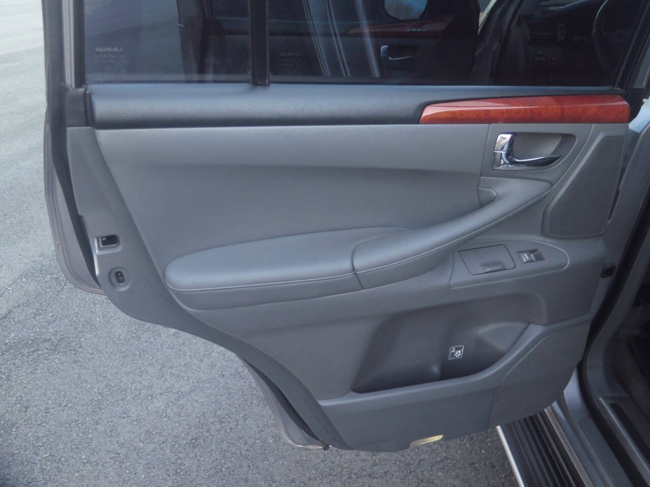 Used 2008 Lexus LX 570 4WD w/ Technology Pkg image 20