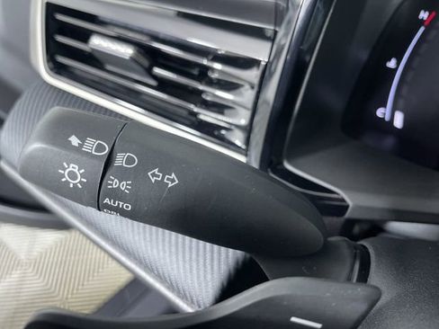 Used 2025 Toyota Camry SE FWD image 30
