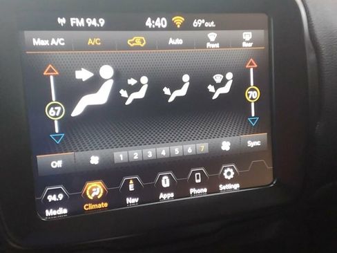 Used 2023 Jeep Renegade Latitude AWD/4WD image 17