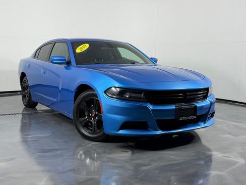 Used 2019 Dodge Charger SXT RWD image 2