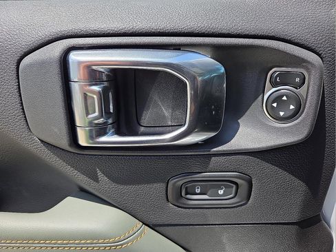 New 2025 Jeep Gladiator Mojave image 13