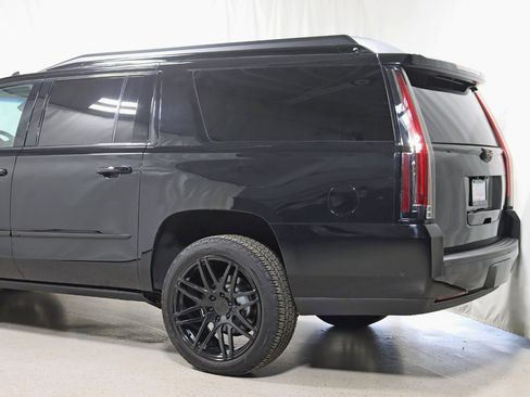 Used 2017 Cadillac Escalade ESV Luxury image 10