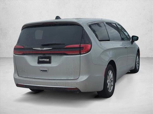 New 2026 Chrysler Pacifica Select image 2