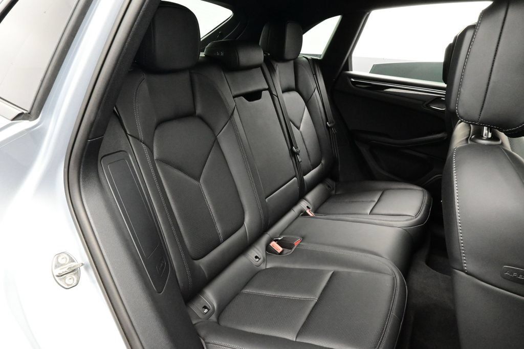 Certified 2025 Porsche Macan AWD/4WD image 16