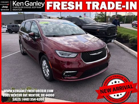 Used 2023 Chrysler Pacifica Touring-L FWD image 1