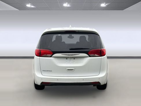 Used 2020 Chrysler Pacifica Touring FWD image 10
