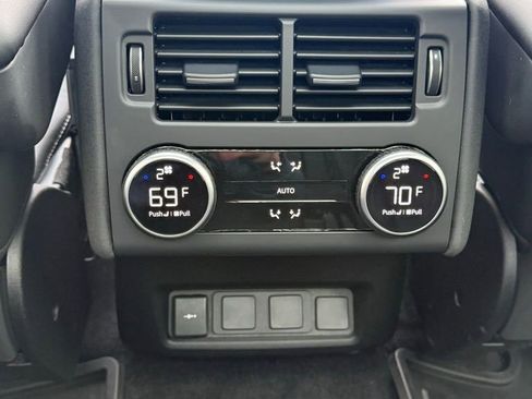 Used 2023 Land Rover Discovery Metropolitan Edition image 23