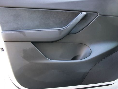 Used 2022 Tesla Model Y Long Range AWD/4WD image 8