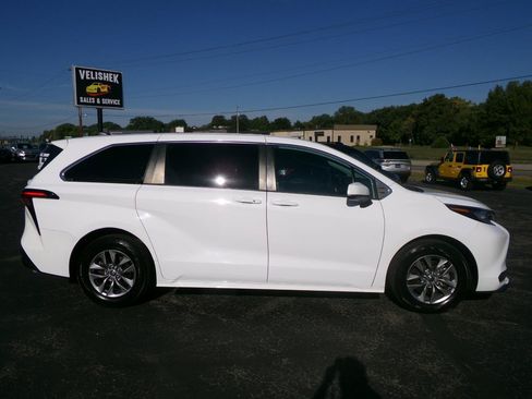 Used 2021 Toyota Sienna LE AWD/4WD image 7