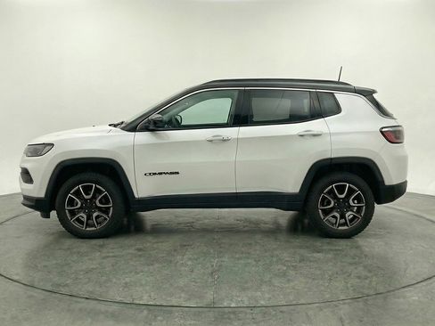 Used 2025 Jeep Compass Trailhawk image 5
