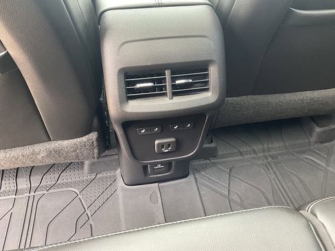 Used 2022 Chevrolet Equinox Premier AWD/4WD image 17
