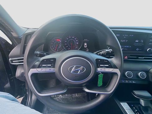 Used 2021 Hyundai Elantra SE FWD image 8