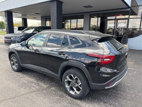 Used 2025 Chevrolet Trax LT w/ Driver Confidence Package FWD image 4