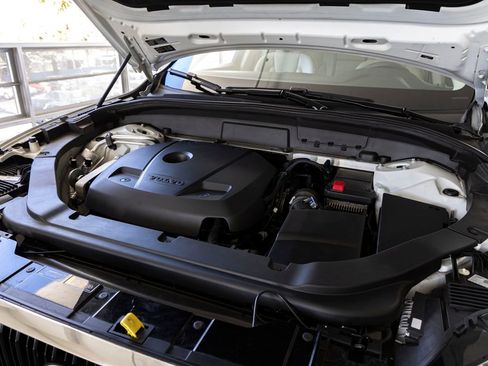 Used 2018 Volvo XC60 T5 Momentum w/ Vision Package image 32