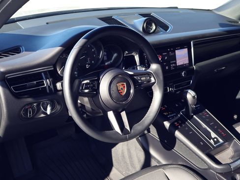 Certified 2024 Porsche Macan image 4