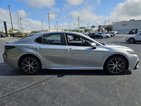 Used 2024 Toyota Camry SE image 6