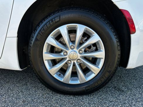 Used 2018 Chrysler Pacifica Touring-L FWD image 21