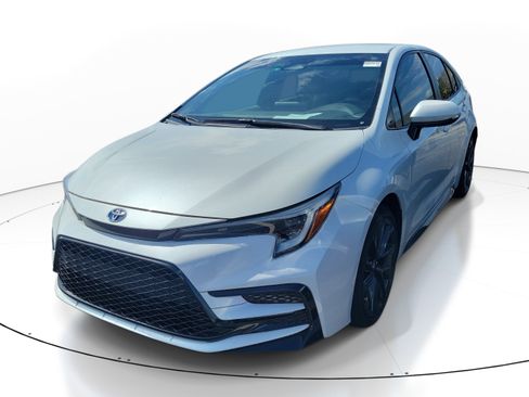 Used 2024 Toyota Corolla SE FWD image 3