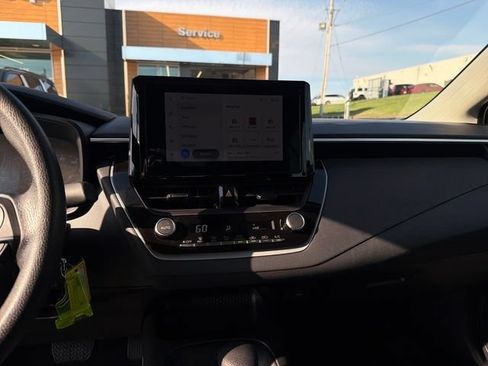 Used 2025 Toyota Corolla LE FWD image 36