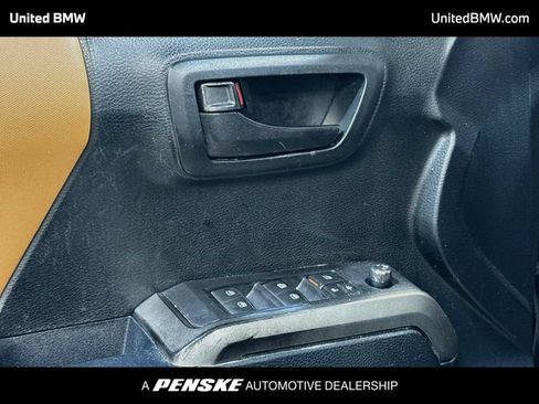 Used 2017 Toyota Tacoma SR5 w/ Tow Package RWD image 10
