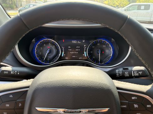 Used 2025 Chrysler Pacifica Select image 12