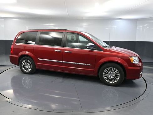 Used 2016 Chrysler Town & Country Touring-L FWD image 3