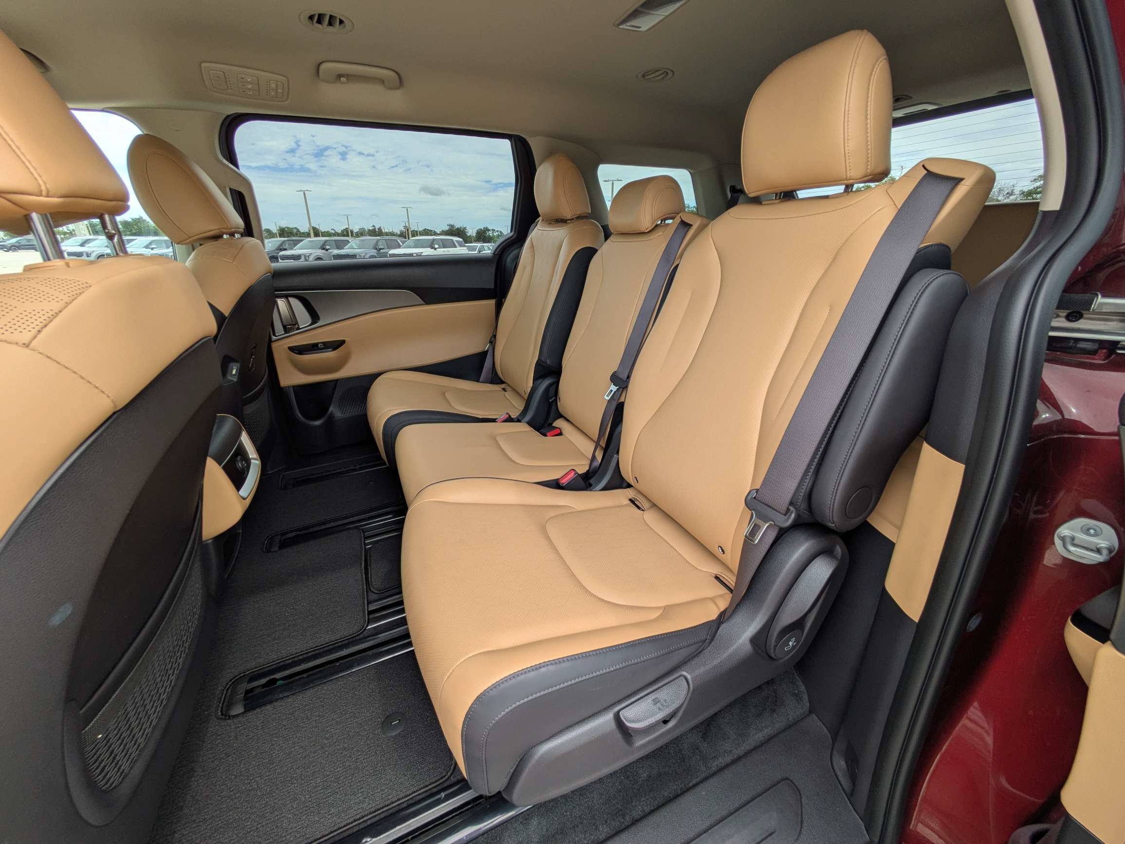 Certified 2024 Kia Carnival LX FWD image 14