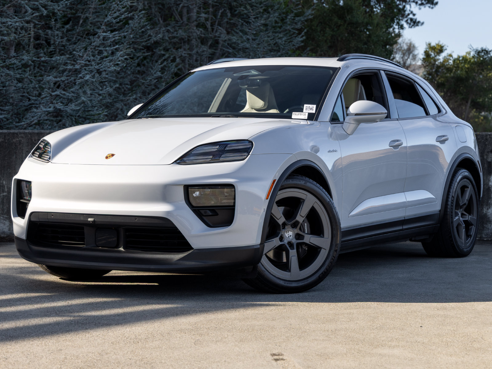 Certified 2025 Porsche Macan Electric RWD image 1
