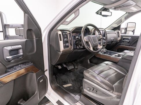 Used 2019 GMC Sierra 2500 Denali w/ Duramax Plus Package AWD/4WD image 14