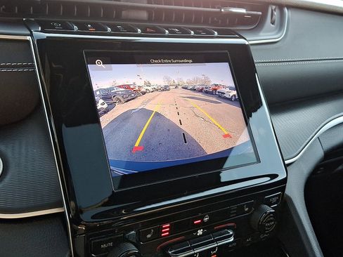 Used 2023 Jeep Grand Cherokee Altitude image 19