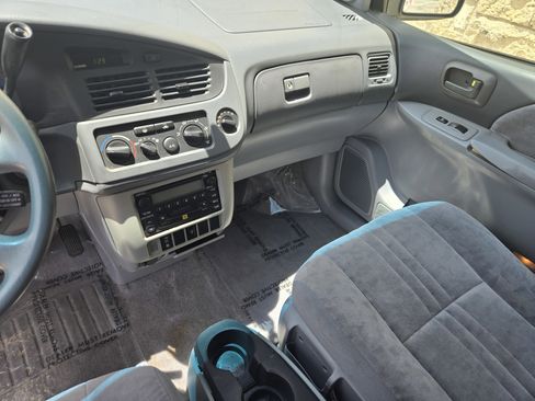 Used 2001 Toyota Sienna LE FWD image 12